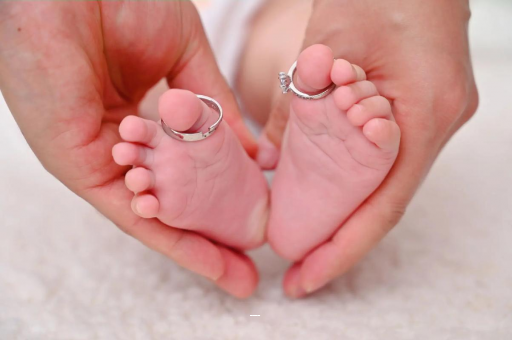 广州代怀供卵公司宝宝挤眼睛是怎么回事 广州代怀供卵公司宝宝挤眼睛是怎么回事